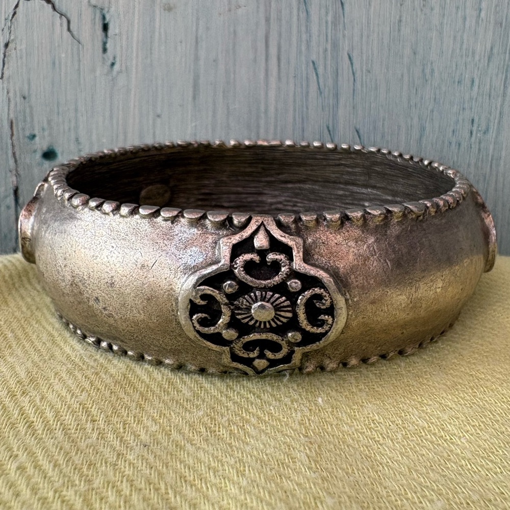 Pewter/Silver-Tone Bangle Bracelet with 4 Emblems on Sides & Raised Dots Edges - Picture 7 of 12